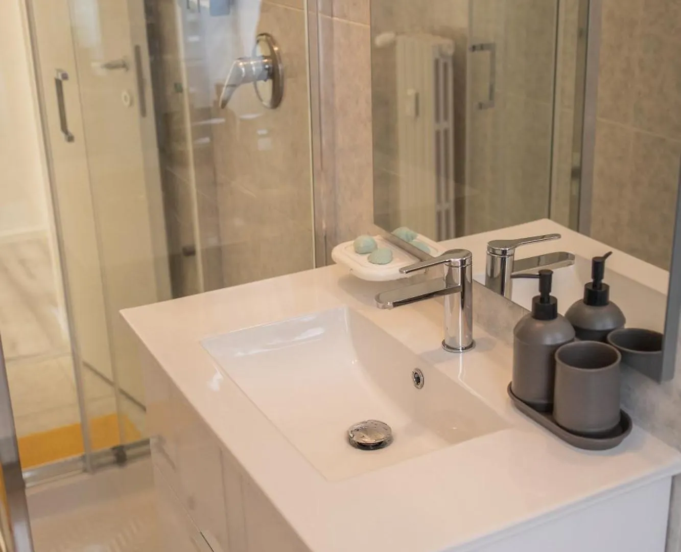 Fee4Me Bright & Comfort In Milan Apartment